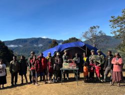 Satgas Yonif 700/WYC Pos Eromaga Gelar Anjangsana, Berbagi Bahan Makanan untuk Pengungsi Eronggobak