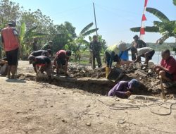 Satgas TMMD dan Warga Sarimulyo Perbaiki Gorong-Gorong, Cegah Jalan Utama Amblas