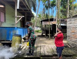 Cegah Malaria dan DBD, Satgas Yonif 131 Fogging Rumah Warga Pyiawi Perbatasan Papua