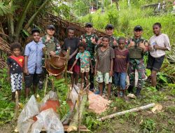 Satgas Yonif 131/Brajasakti Belajar dan Membantu Warga Wembi Membuat Sagu Tradisional