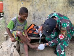Satgas Yonif 131/Brajasakti Gelar Pelayanan Kesehatan Gratis Door to Door di Kampung Kalibom