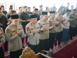 Polda Jabar Gelar Sholat Ghoib dan Doa Bersama untuk Almarhum Affan Ojol di Masjid Al Amman