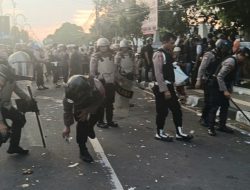 Pasca Unras, Polisi di Majalengka Berjibaku Bersihkan Sampah di Sekitar Jalan Raya Depan Gedung DPRD
