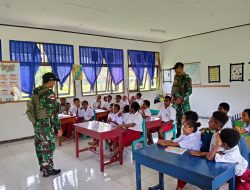 Satgas Yonif 131/Brajasakti Bantu Mengajar di SD Kampung Yetti Perbatasan Papua
