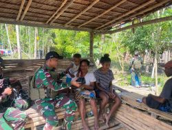 Satgas Yonif 131/Brajasakti Berikan Pelayanan Kesehatan ke Rumah Warga Kampung Pitewi Perbatasan Papua