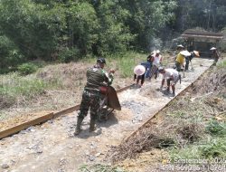 Bangun Kedekatan dengan Rakyat, Satgas Yonkav 3/AC Bantu Warga Perbatasan Cor Jalan