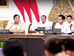 Wapres Gibran Rakabuming Dampingi Presiden Prabowo Subianto Pimpin Rapat Terbatas di Istana Merdeka Jakarta