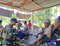 Peduli Warga Perbatasan Papua, Satgas Yonif 131/Brajasakti Gelar Pengobatan di Kampung Ampas