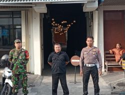 Implementasikan Bintahwil, Babinsa Jayengan Bantu Pengamanan Ibadah Minggu di GKI Coyudan