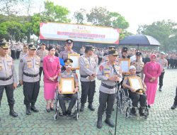Empat Anggota Polda Jabar Terima Kenaikan Pangkat Luar Biasa Atas Dedikasi dan Pengorbanannya