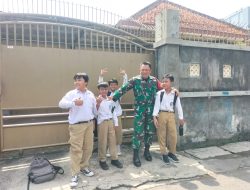 Babinsa Kemlayan Intensifkan Interaksi dan Motivasi Belajar Anak Anak Sekolah.
