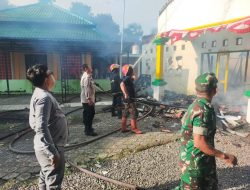 Babinsa Koramil Kadipaten Turun Tangan Padamkan Kebakaran Kantor KUA Panyingkiran Majalengka