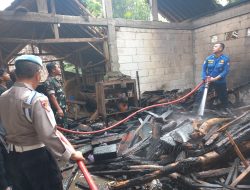 Rumah Warga Pojok Nyaris Ludes Terbakar, Babinsa & Warga Sigap Padamkan Api