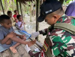 Satgas Yonif 131/Brajasakti Berikan Pelayanan Kesehatan di Kampung Pikere, Perbatasan Papua