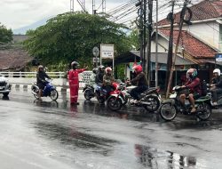 Walau Hujan Tak Surutkan Anggota Samapta Polres Majalengka Lakukan Gatur Lalin