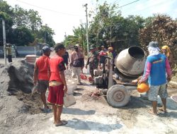 Babinsa Nogosari Turun Tangan Angkat Pasir, Warga Semangat Cor Jalan Desa Glonggong