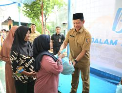 HUT Ke-15 BNPP, Mendagri selaku Kepala BNPP Bagikan 2.000 Paket Sembako kepada Warga Tanah Tinggi