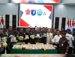 Satgas Yonarhanud 1/PBC Kostrad Berhasil Cegah Masuknya Narkoba, Pangdam XII/Tpr Serahkan 63 Kilogram Sabu dan Pelaku ke BNNP Kalbar