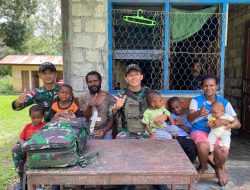 Satgas Yonif 131/Brajasakti Layani Kesehatan Warga Kampung Pyiawi Secara Door to Door