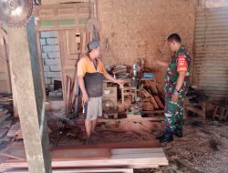 Babinsa Nogosari Dukung UMKM Mebel Jati Cabean, Dorong Produksi dan Pemasaran Digital