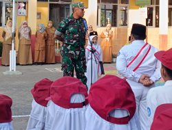 Khidmat, Babinsa Serka Bambang Jadi Pembina Upacara di SD Negeri 2 Sindangkasih