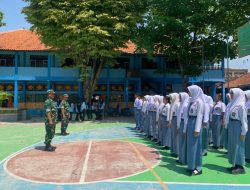 Babinsa Perkenalkan Gerakan Dasar PBB Kepada Siswa SMAN I Sukodono