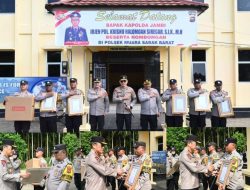 Kapolda Jambi Beri Penghargaan Kepada Personel BKTM Polsek Sabak Barat Polres Tanjabtim Atas Prestasi Kinerja Terbaik