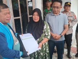 Babinsa Koramil Lemahsugih Dampingi Bupati Majalengka Serahkan Bantuan Rumah Lapuk Milik Ibu Iyah