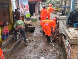 Tim SAR Sat Brimob Polda Jabar Bantu Warga Cikole Lembang Pasca Banjir Bandang