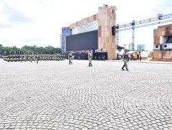 Danpasmar 1 Pimpin Langkah Defile Kontingen TNI AL Pada Geladi Upacara HUT Ke 80 TNI