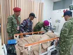 Danpasmar 1 Jenguk Prajuritnya yang Sakit Dirawat