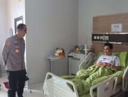 Kapolres Majalengka Laksanakan Anjangsana kepada Anggota yang Sedang Sakit