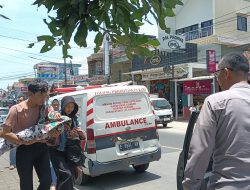 Aksi Sigap Kapolsek Cikijing Beserta Anggota Antar Jenazah Ke Rumah Duka Akibat Ambulance Mengalami Pecah Ban