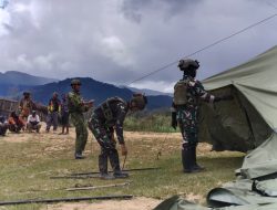 Satgas Yonif 700/WYC Pos Gome Bantu Warga Dirikan Tenda Ibadah di Halaman Gereja Gome
