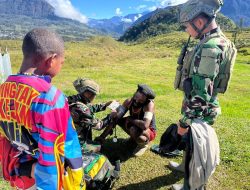 Satgas Yonif 700/Wyc Jadi Pelita Kesehatan di Pegunungan Puncak: Sentuhan Kasih Prajurit di Kampung Wako