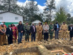Satgas Yonif 700/Wyc Hadiri Peletakan Batu Pertama Patung Missionaris, Wujud Harmoni TNI dan Rakyat Puncak