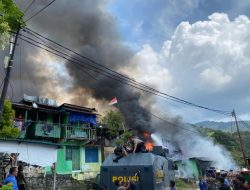 Polri bahu membahu bersama TNI padamkan kebakaran Kodam Lama Jayapura