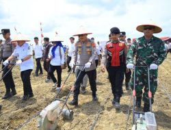 Polda Jambi Dukung Swasembada Pangan Nasional Laksanakan Penanaman Jagung Serentak dan Peresmian Gudang KPP Sekaligus Bakti Kesehatan