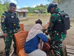 Satgas Pamtas Kewilayahan RI-PNG Yonif 410/Alg Bersama Timkes Puskesmas Laksanakan Yankes Door to Door di Kampung Penugusan