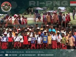 Tumbuhkan Jiwa Nasionalisme dan Cinta Tanah Air, Satgas Pamtas RI-PNG Statis Yonif 643/Wns Latihkan SD Inpres Baris-Berbaris dalam Rangka Upacara Bendera