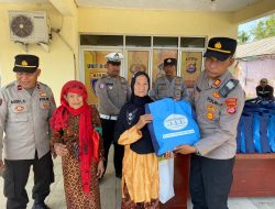 Polsek Kronjo Salurkan 50 Paket Bansos dari Wapres RI untuk Warga Kurang Mampu