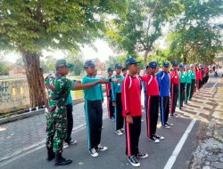 Tanamkan Kedisiplinan, Babinsa Koramil 03/Serengan Latih PBB Siswa SMPN 22 Surakarta