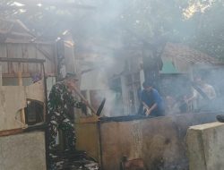 Babinsa Koptu Nopy Bantu Padamkan Kebakaran Rumah di Desa Kepuh, Kerugian Capai Rp70 Juta