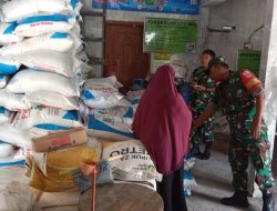 Babinsa Awasi Distribusi Pupuk, Cegah Terjadinya Penyelewengan