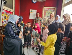Bunda PAUD, IIm Maemunah ajak Anak – anak Belajar sambil Bergembira.