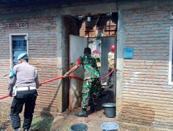 Babinsa dan Damkar Bahu Membahu Padamkan Kebakaran Rumah Warga di Sambi Boyolali