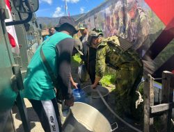 “Selang untuk Negeri” Satgas Yonif 700/WYC Bagikan Air Bersih untuk Warga Kago, Bukti Kepedulian Prajurit di Tanah Puncak