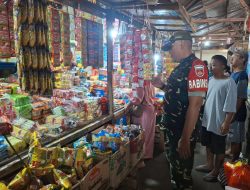 Pastikan Harga Sembako Stabil, Babinsa Danukusuman Sambangi Pedagang Pasar Harjodaksino