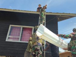 Satgas Yonif 700/WYC Gotong Royong Perbaiki Atap Gereja di Pegunungan Papua