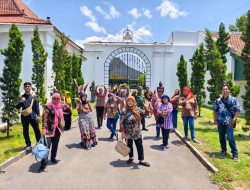 Babinsa Kemlayan Dampingi Pokdarwis Dalam Rangka Wisata Budaya.